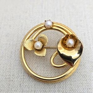 Vintage Faux Pearls Gold Tone Circle Brooch